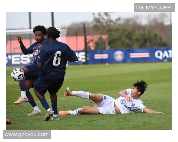 小哥勇闯足球明星挑战赛视频引发热议精彩瞬间回顾