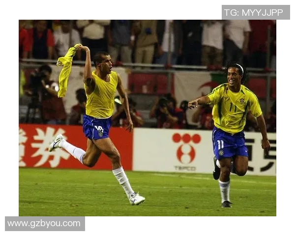 足球明星之子传出骨折消息引发广泛关注与热议