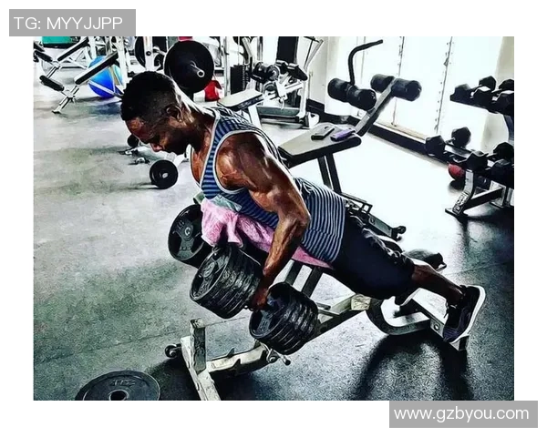 哑铃划船动作详解图解助你提升背部力量与肌肉线条