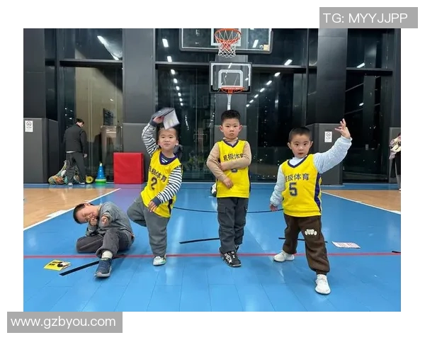 小小篮球梦模仿明星风采的小孩在球场上展现无限可能
